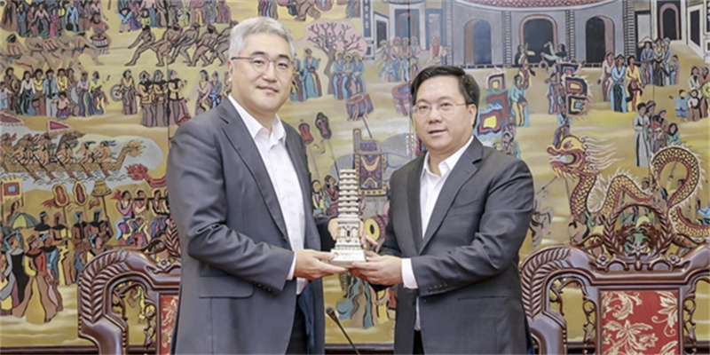 According to the government of Vĩnh Phúc Province in Vietnam, Han Sung-won, head of SK Group's Hanoi representative office, met with Tran Duy Dong, Chairman of the Provincial People's Committee, on the 9th (local time) to request support for the expansion of ISC's production facilities.