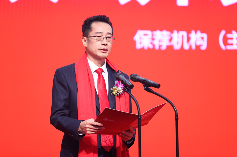 Chairman Zhu Xiaohua of Q&D Circuits delivers a speech